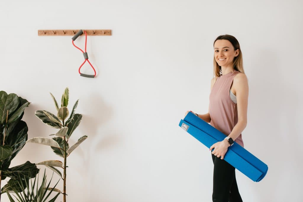 how to become an online personal trainer - Image of an online fitness instructor
