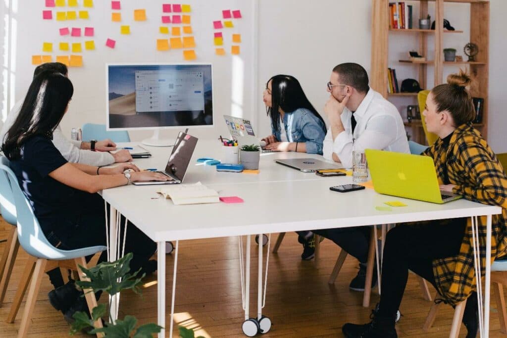 Hybrid Meetings Best Practices - 8 Tips for Efficient Team Meetings