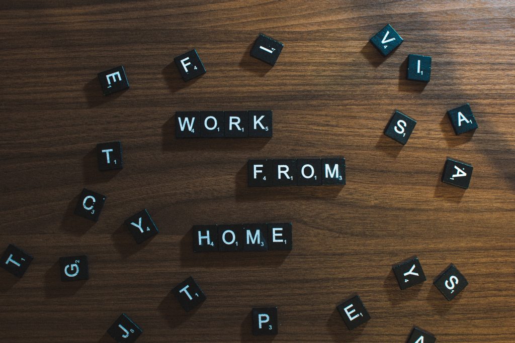Надпис "Работа от вкъщи", изписан с буквени плочки