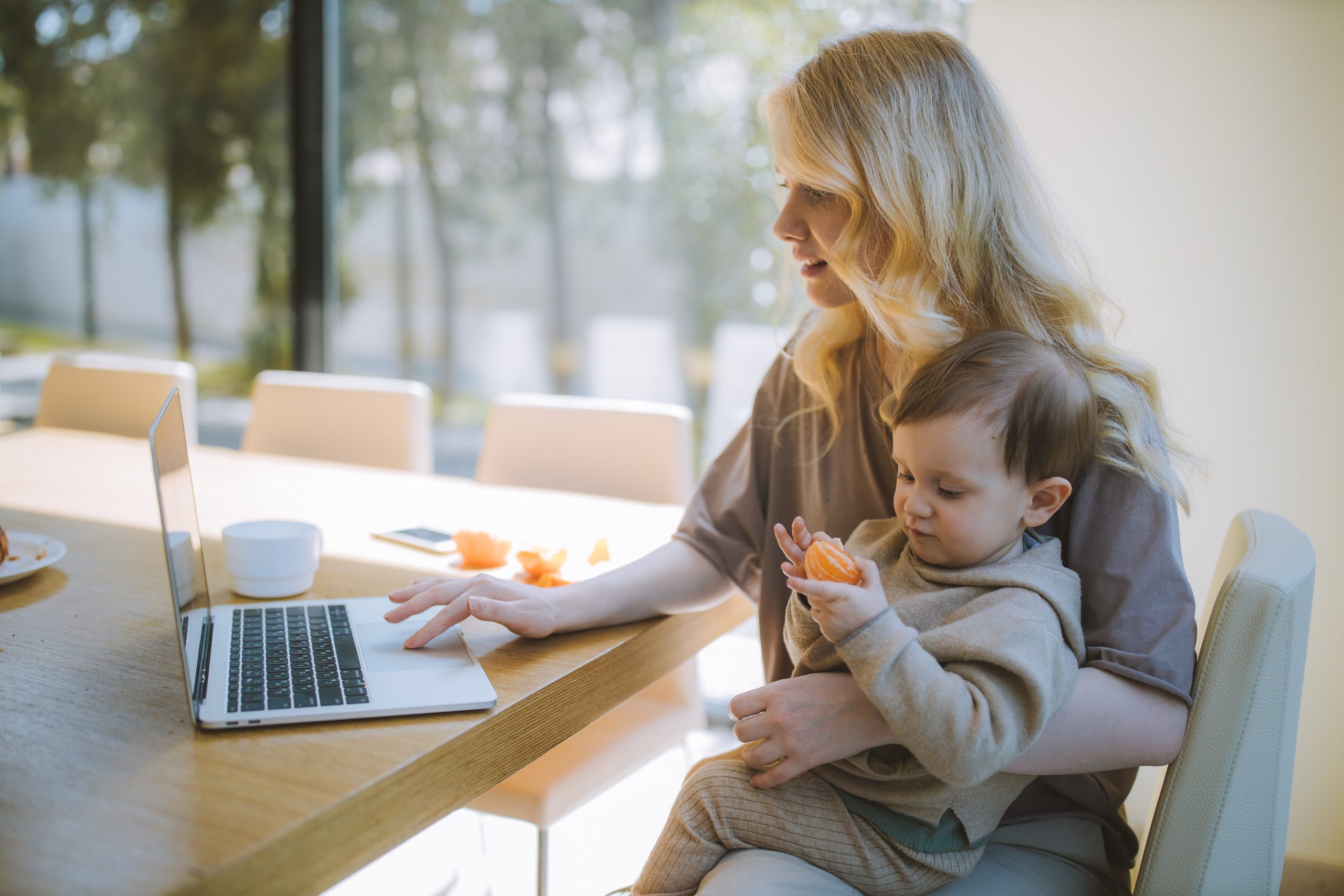 Esistono soluzioni flessibili che consentano alle mamme di trovare un equilibrio tra la famiglia e la carriera? Benvenute nel mondo del lavoro online per mamme.