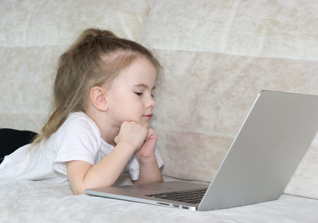 Малко момиче, което си говори с онлайн детегледачката