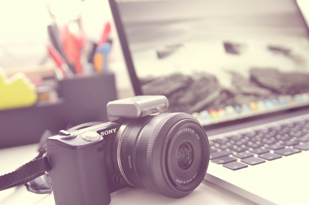 Професионална камера и лаптоп - оборудване за онлайн фотосесия