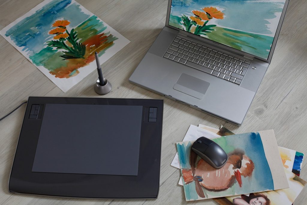 Картини, лаптоп, графичен таблет - част от онлайн урок по дизайн